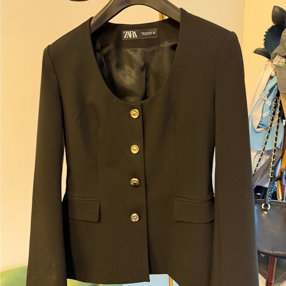 Zara Black Blazer with Structured Silhouette